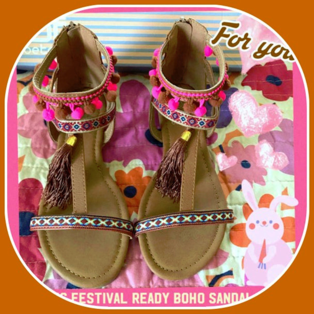 NEW NIB 5.5 BETANI boho pom pom TAN sandals